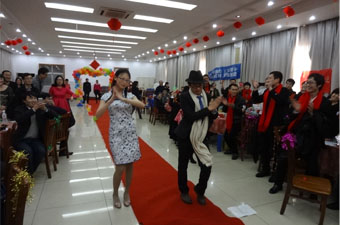 金蛇狂舞辭舊歲，策馬奔騰譜新篇