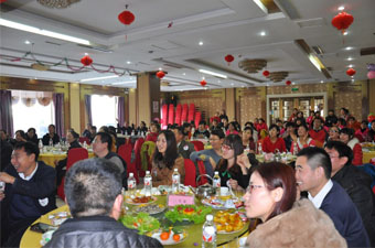 駿馬奔騰千里路，新春更上一層樓