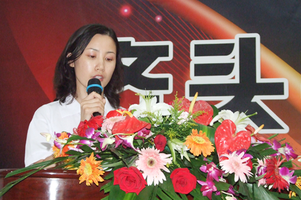 鄭經(jīng)理做《2011年上半年工作總結報告》