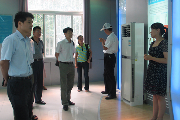 公司領(lǐng)導陪同陳局長(cháng)一行參觀(guān)微量元素科普展館