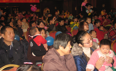 新稀寶會(huì )員聚精會(huì )神的觀(guān)看演出